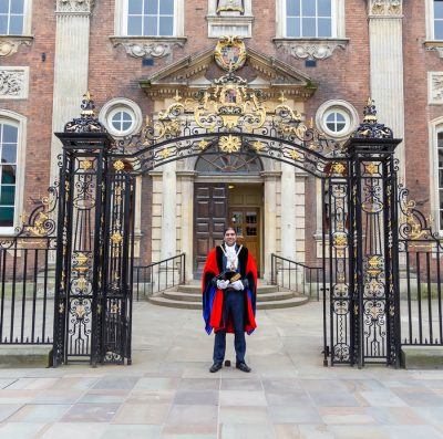 Mayor at Gates Mayor at The Guildhall gates