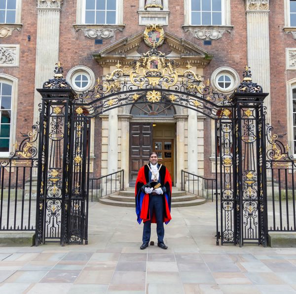 Mayor at Gates Mayor at The Guildhall gates